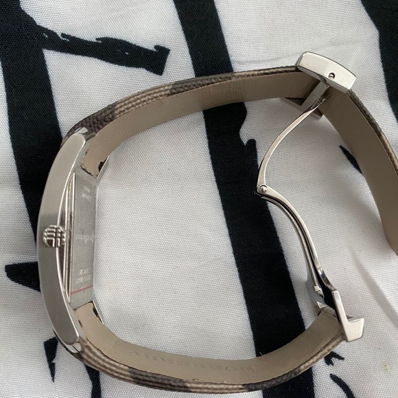 Authentic Burberry watch - Picture 4 of 5